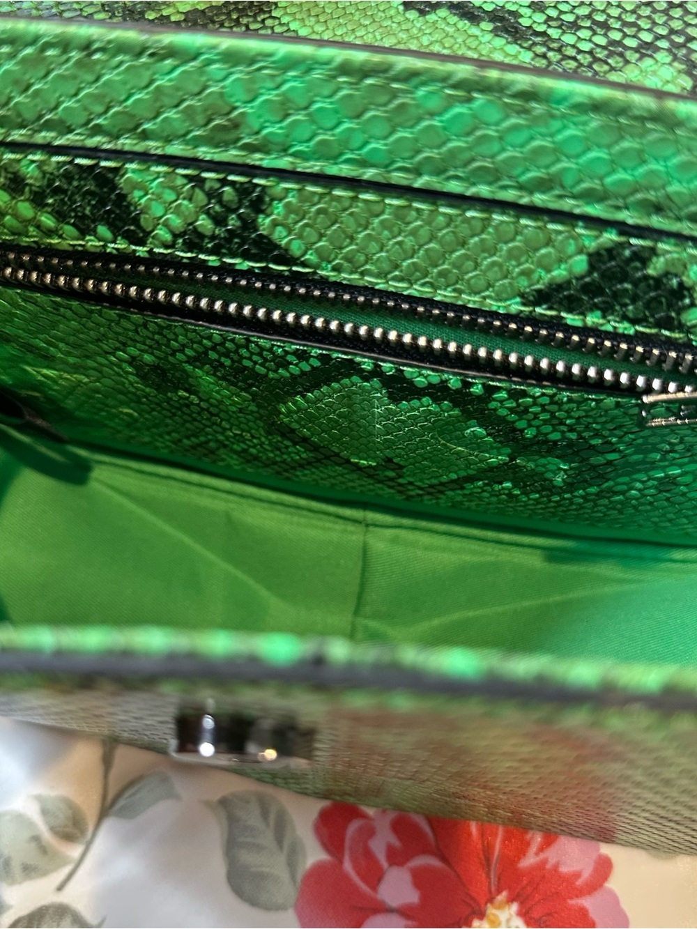 HVISK ELUDE VEGAN LEATHER WAVY SHOULDER & CROSSBODY BAG IN GREEN SNAKE PRINT - Picture 6 of 7